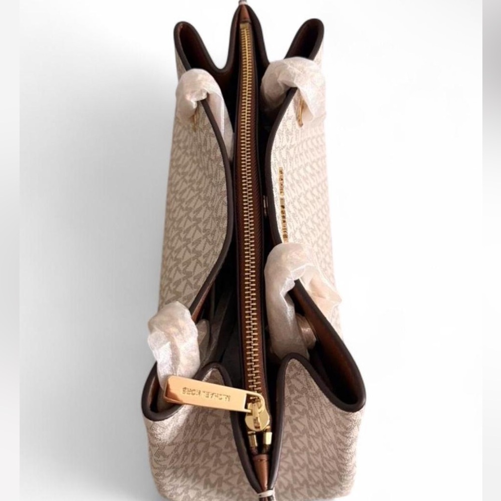 NWT ~ Michael Kors Teagan Large Logo Shoulder Bag in Vanilla (style #35S0GXZS7B) - Picture 4 of 7